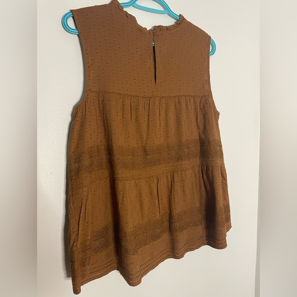 Sleeveless Blouse with embroidered detail - Picture 2 of 3